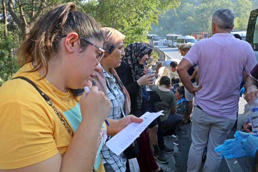 Antalya’da Otel Servis Midibüsü Kamyon Yüklü Çekiciyle Çarpıştı: 4’ü Ağır 27 Yaralı