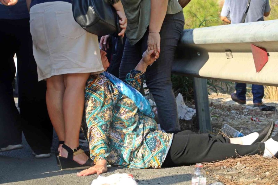 Antalya’da Otel Servis Midibüsü Kamyon Yüklü Çekiciyle Çarpıştı: 4’ü Ağır 27 Yaralı