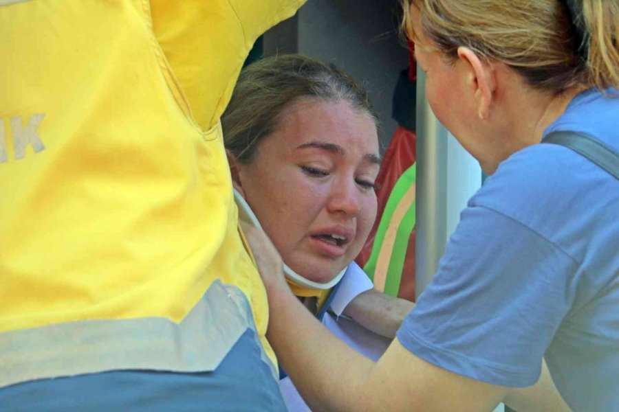 Antalya’da Otel Servis Midibüsü Kamyon Yüklü Çekiciyle Çarpıştı: 4’ü Ağır 27 Yaralı