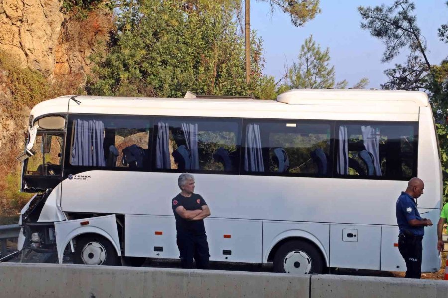 Antalya’da Otel Servis Midibüsü Kamyon Yüklü Çekiciyle Çarpıştı: 4’ü Ağır 27 Yaralı