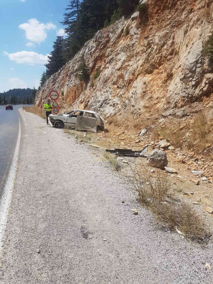 Antalya’da Otomobil, Şarampoldeki Kayalara Çarptı: 1 Yaralı