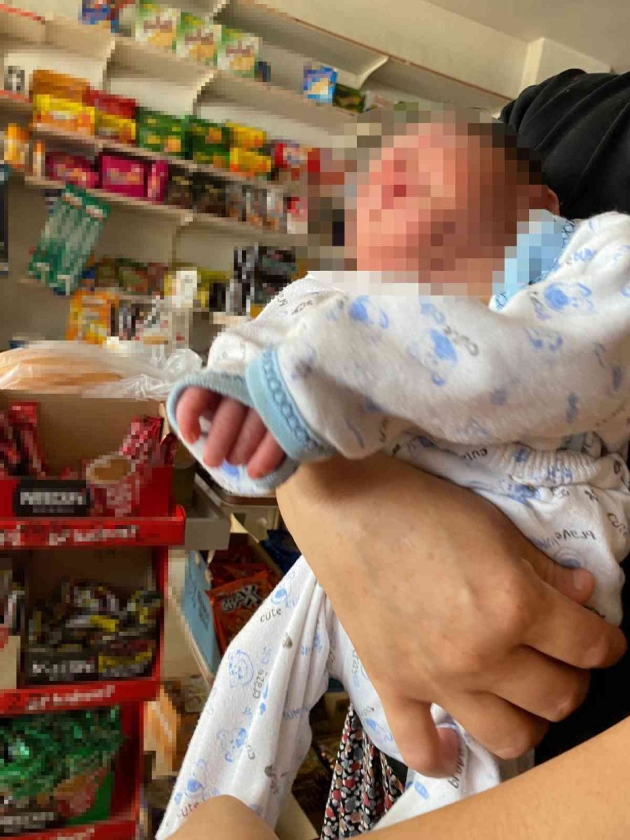 10 Günlük Bebeği Ağaç Altında Adeta Ölüme Terk Etmişler