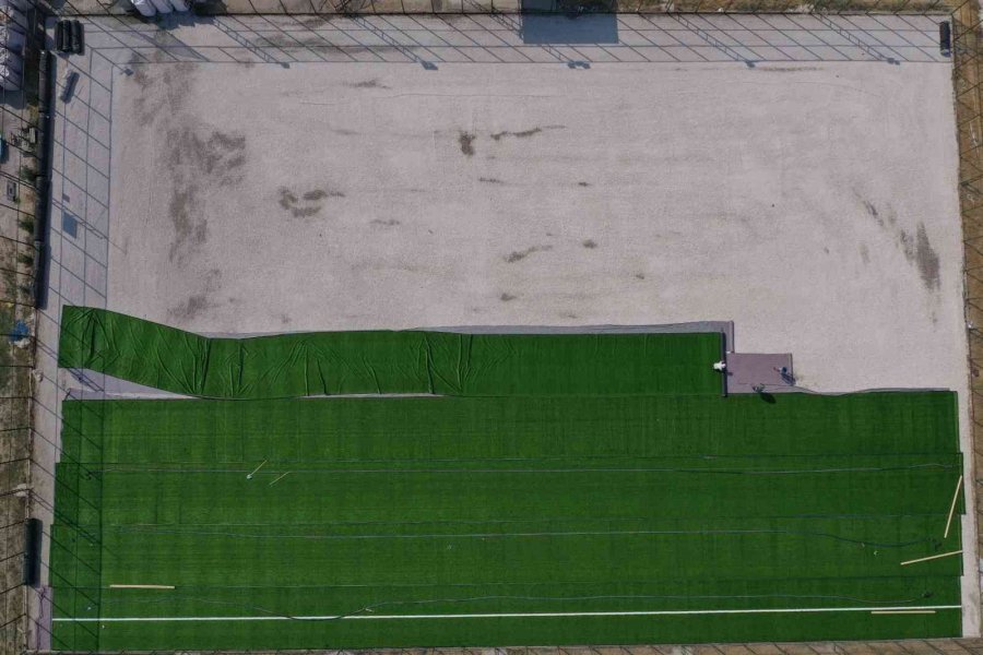 Kaş’taki Kınık Ve Yeşilköy Halı Sahaları Yenileniyor