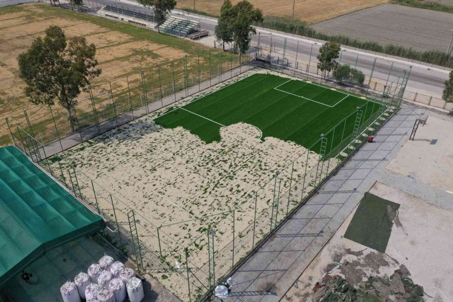 Kaş’taki Kınık Ve Yeşilköy Halı Sahaları Yenileniyor