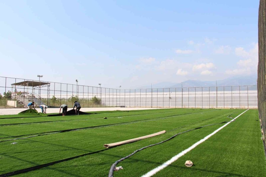 Kaş’taki Kınık Ve Yeşilköy Halı Sahaları Yenileniyor