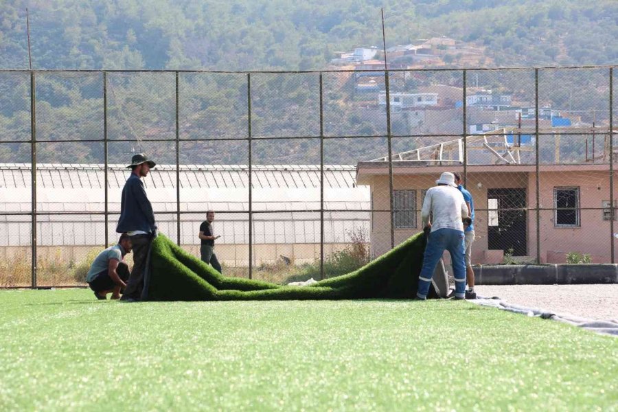 Kaş’taki Kınık Ve Yeşilköy Halı Sahaları Yenileniyor