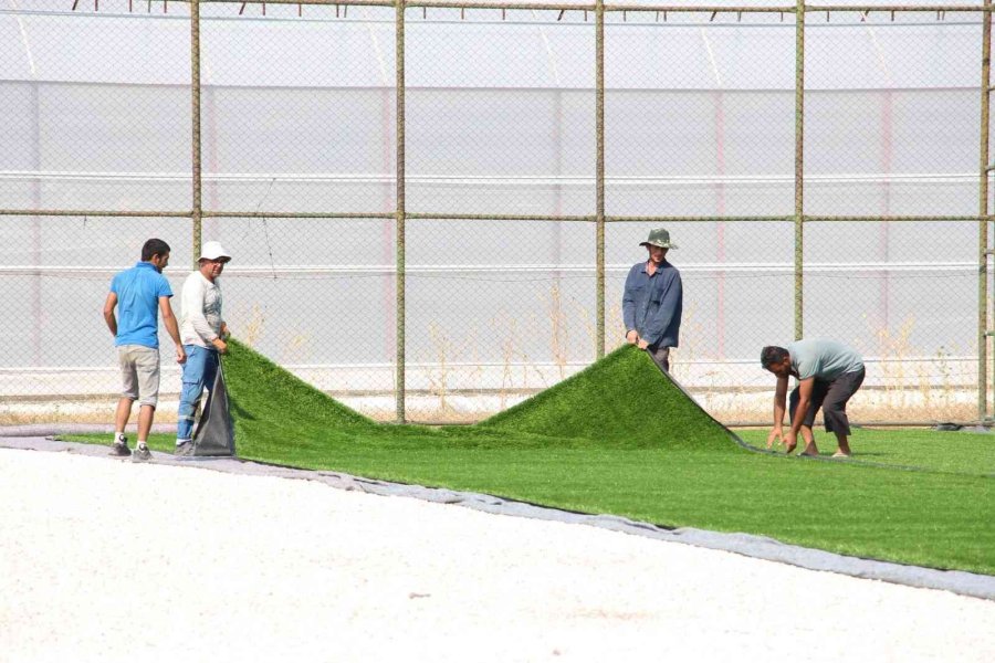Kaş’taki Kınık Ve Yeşilköy Halı Sahaları Yenileniyor