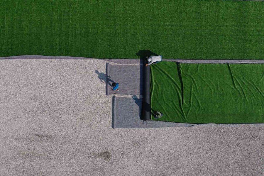 Kaş’taki Kınık Ve Yeşilköy Halı Sahaları Yenileniyor