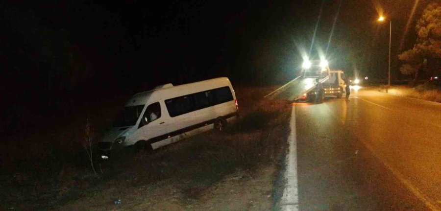 Tur Minibüsü Şarampole Uçtu, Çaresizce Kurtarılmasını Bekledi