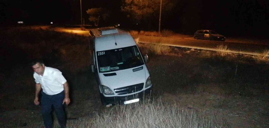 Tur Minibüsü Şarampole Uçtu, Çaresizce Kurtarılmasını Bekledi