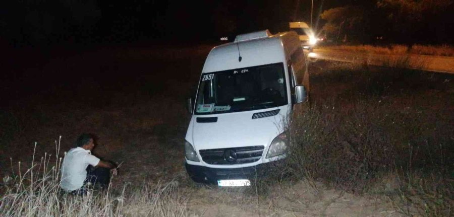 Tur Minibüsü Şarampole Uçtu, Çaresizce Kurtarılmasını Bekledi