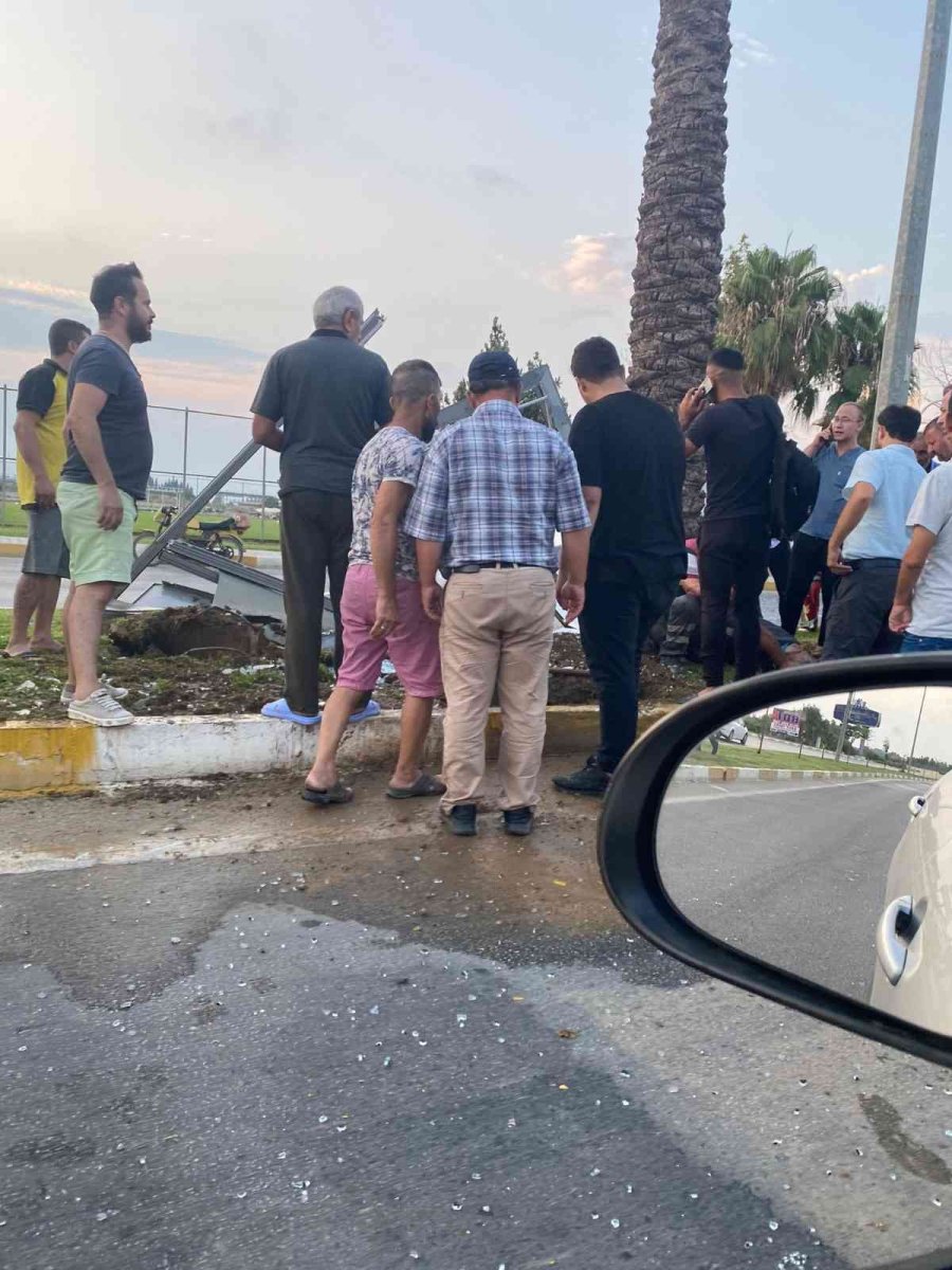 Çim Kesen Belediye Çalışanlarına Otomobil Çarptı:2 Yaralı