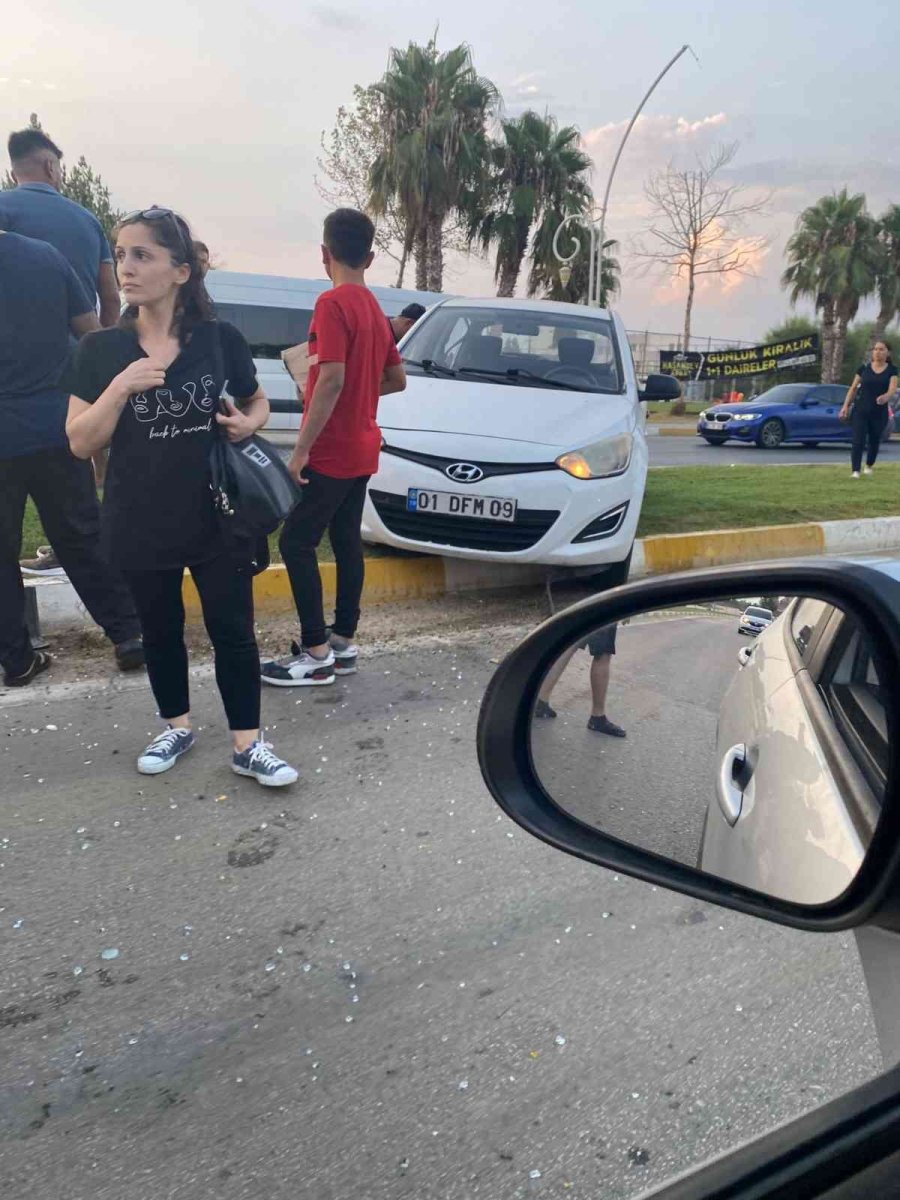 Çim Kesen Belediye Çalışanlarına Otomobil Çarptı:2 Yaralı