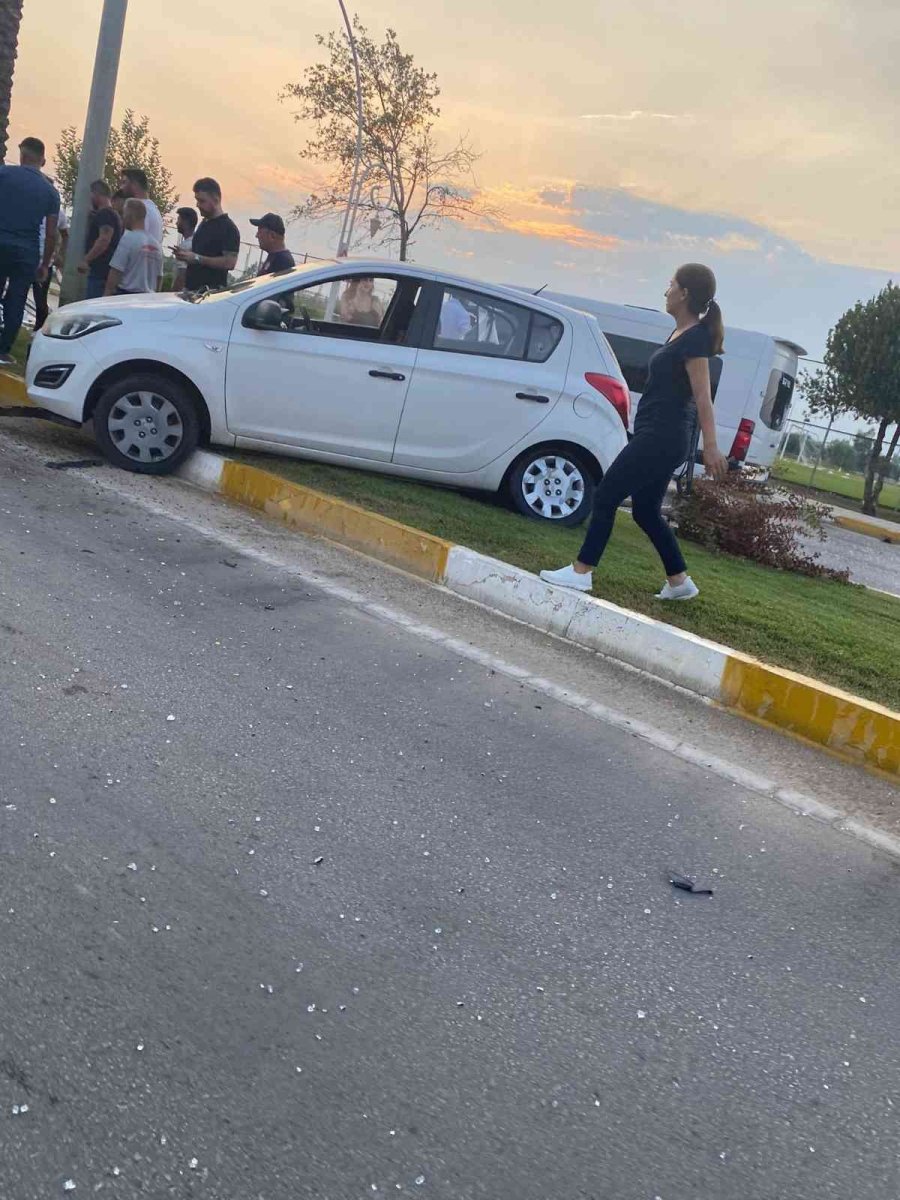 Çim Kesen Belediye Çalışanlarına Otomobil Çarptı:2 Yaralı