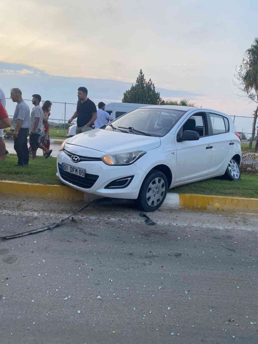 Çim Kesen Belediye Çalışanlarına Otomobil Çarptı:2 Yaralı