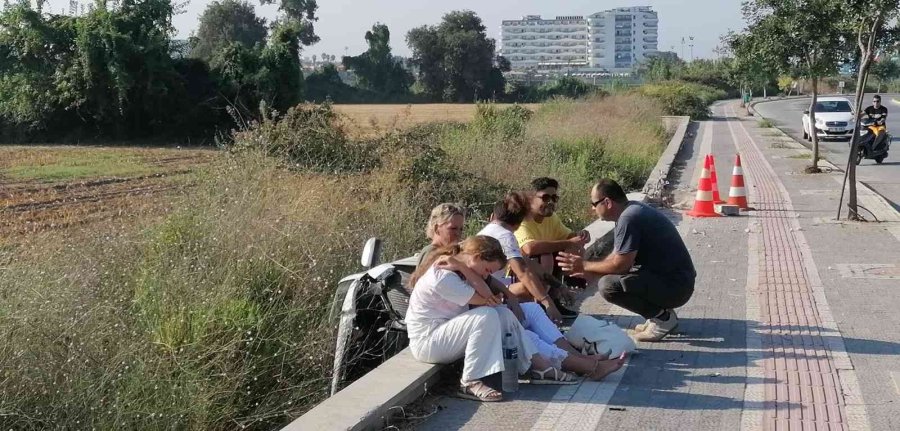 Otomobil Şarampole Devrildi, Kimsenin Burnu Bile Kanamadı