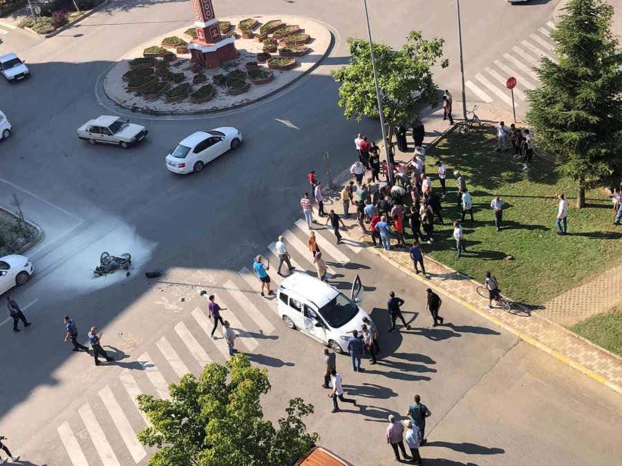 Hafif Ticari Araca Çarpan Motosiklet Alev Aldı