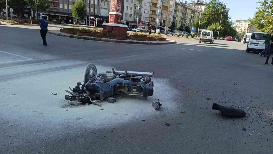 Hafif Ticari Araca Çarpan Motosiklet Alev Aldı