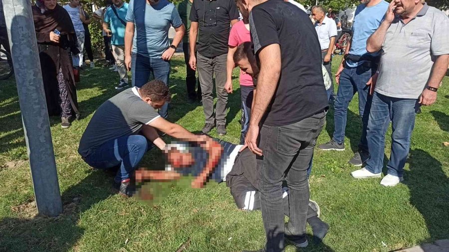 Hafif Ticari Araca Çarpan Motosiklet Alev Aldı