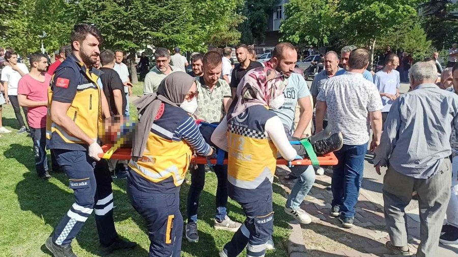 Hafif Ticari Araca Çarpan Motosiklet Alev Aldı