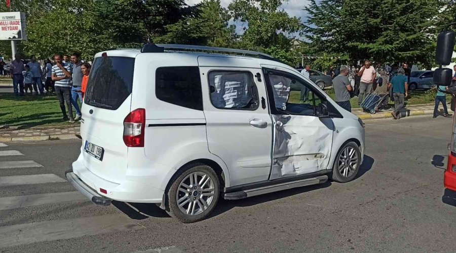 Hafif Ticari Araca Çarpan Motosiklet Alev Aldı