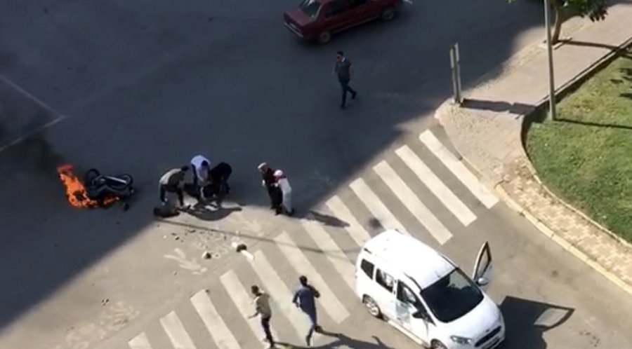 Hafif Ticari Araca Çarpan Motosiklet Alev Aldı