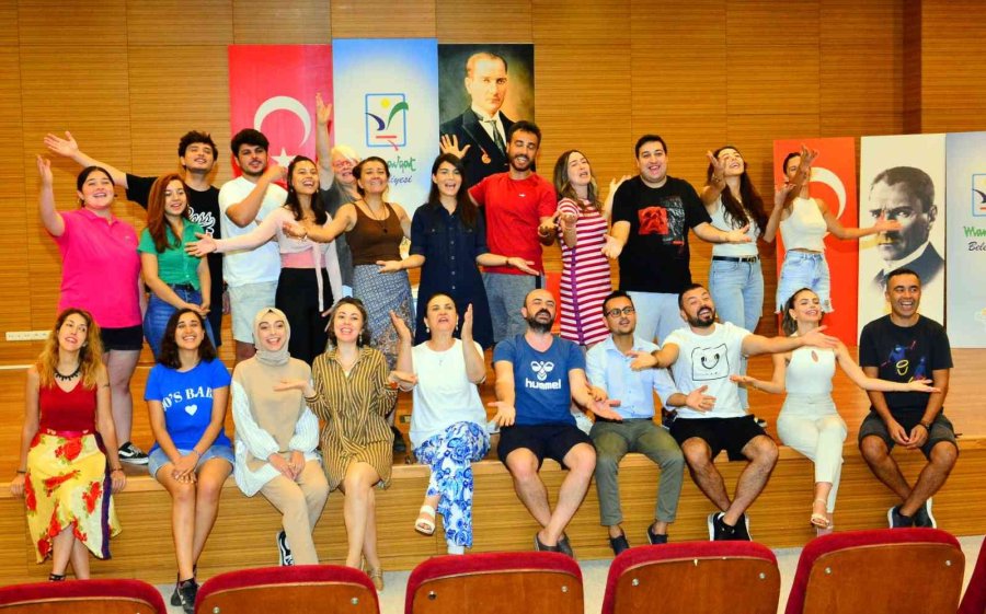 Manavgat Kent Tiyatrosu’ndan, ’iki Yakanın Hikayesi’