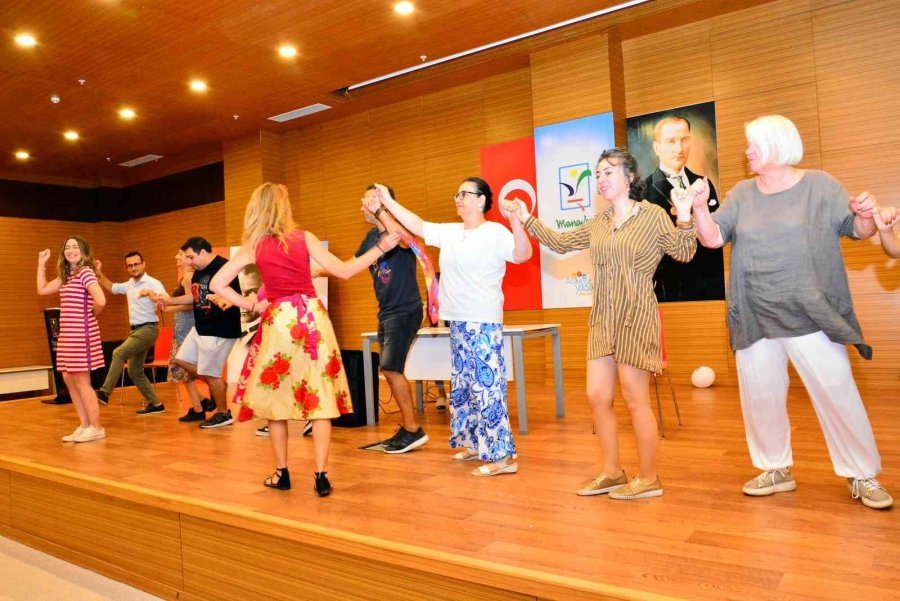 Manavgat Kent Tiyatrosu’ndan, ’iki Yakanın Hikayesi’