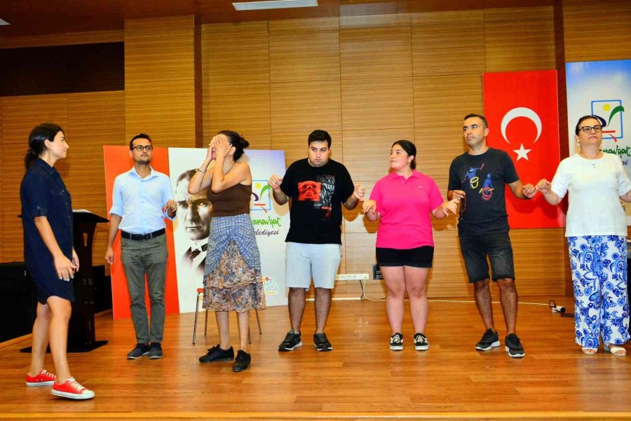 Manavgat Kent Tiyatrosu’ndan, ’iki Yakanın Hikayesi’