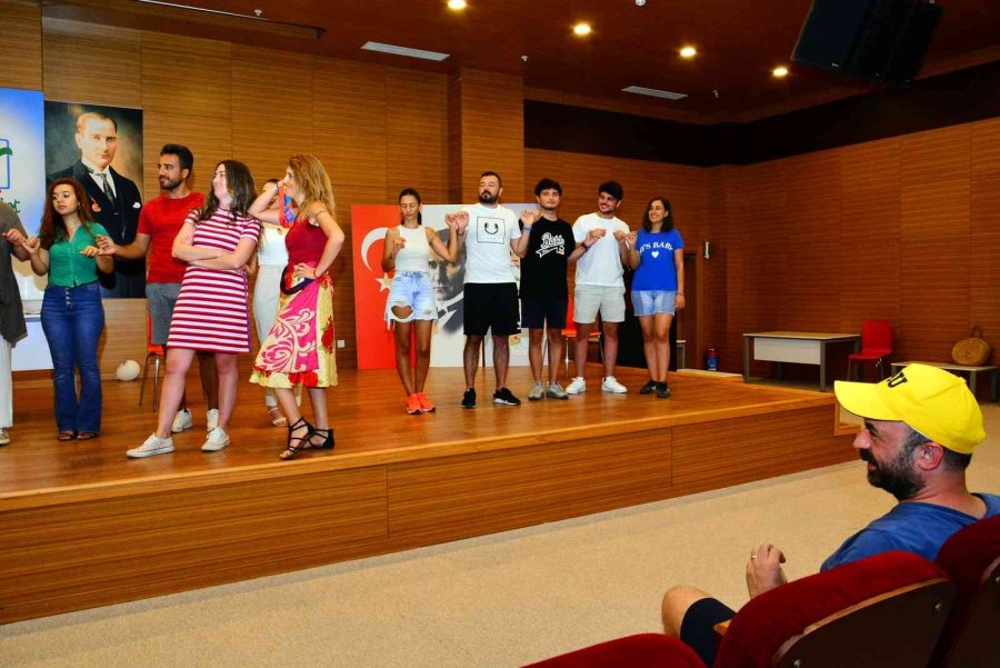 Manavgat Kent Tiyatrosu’ndan, ’iki Yakanın Hikayesi’