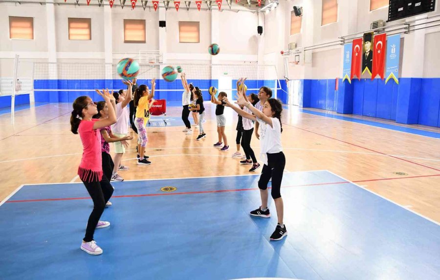 Tepebaşı’nda 250 Çocuk Uzman Eğitmenler Eşliğinde Voleybol Kursunda