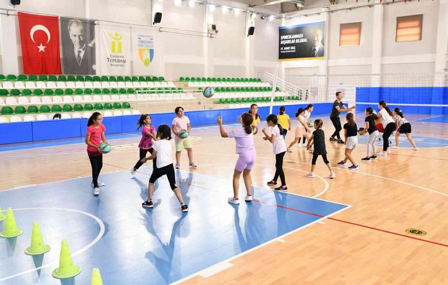 Tepebaşı’nda 250 Çocuk Uzman Eğitmenler Eşliğinde Voleybol Kursunda
