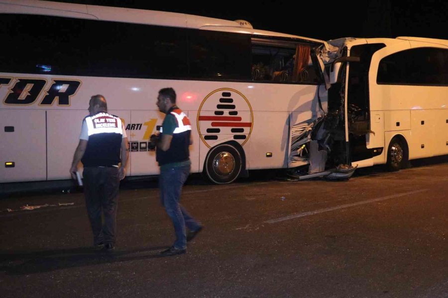 Tur Otobüsü Yolcu Otobüsüne Arkadan Çarptı: 2’si Ağır 25 Yaralı