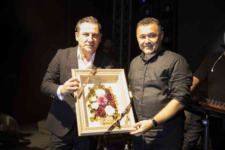 Alanya Belediyesinin Yaz Konserinde, Ferhat Göçer Coşkusu