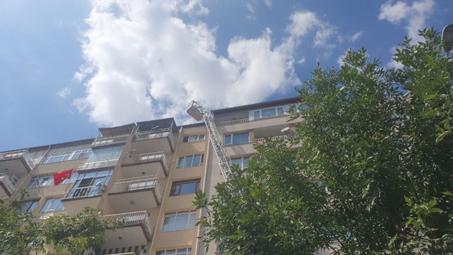 7. Kattaki Evin Balkonunda Çıkan Yangın Söndürüldü