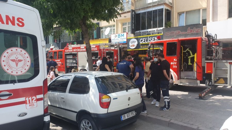 7. Kattaki Evin Balkonunda Çıkan Yangın Söndürüldü