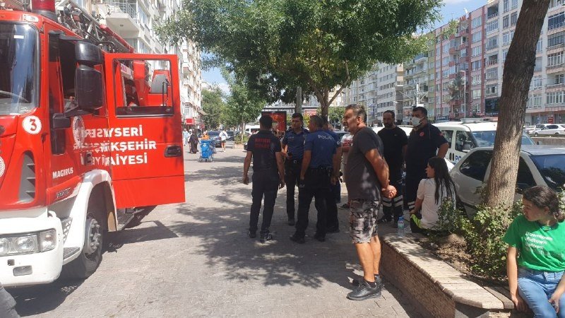 7. Kattaki Evin Balkonunda Çıkan Yangın Söndürüldü