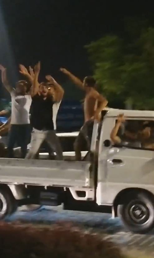 Seyir Halindeki Kamyonetin Üzerini Diskoya Çevirdiler