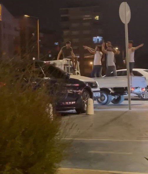 Seyir Halindeki Kamyonetin Üzerini Diskoya Çevirdiler