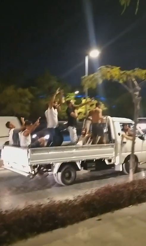 Seyir Halindeki Kamyonetin Üzerini Diskoya Çevirdiler