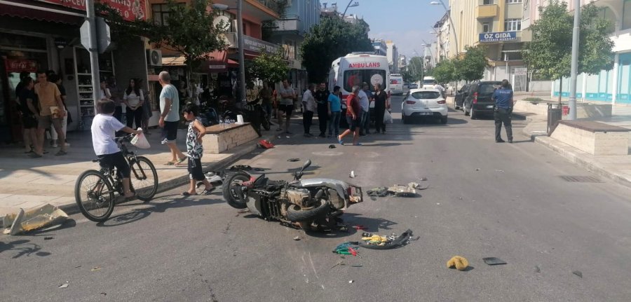 Otomobil İle Motosiklet Çarpıştı: Baba Ve Oğlu Ölümden Döndü