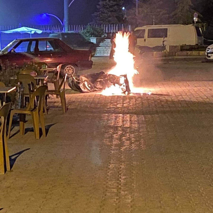 Seyir Halindeki Motosiklet Alev Aldı