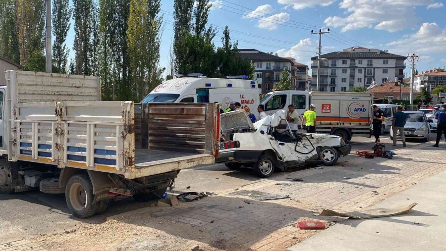 2 Haftalık Nişanlı Çift Kazada Can Verdi