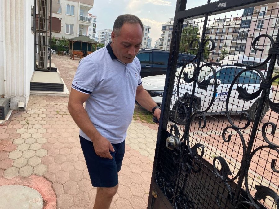 Elini Kolunu Sallayarak Geldiği Site Bahçesinden Aşure Kazanını Çaldı