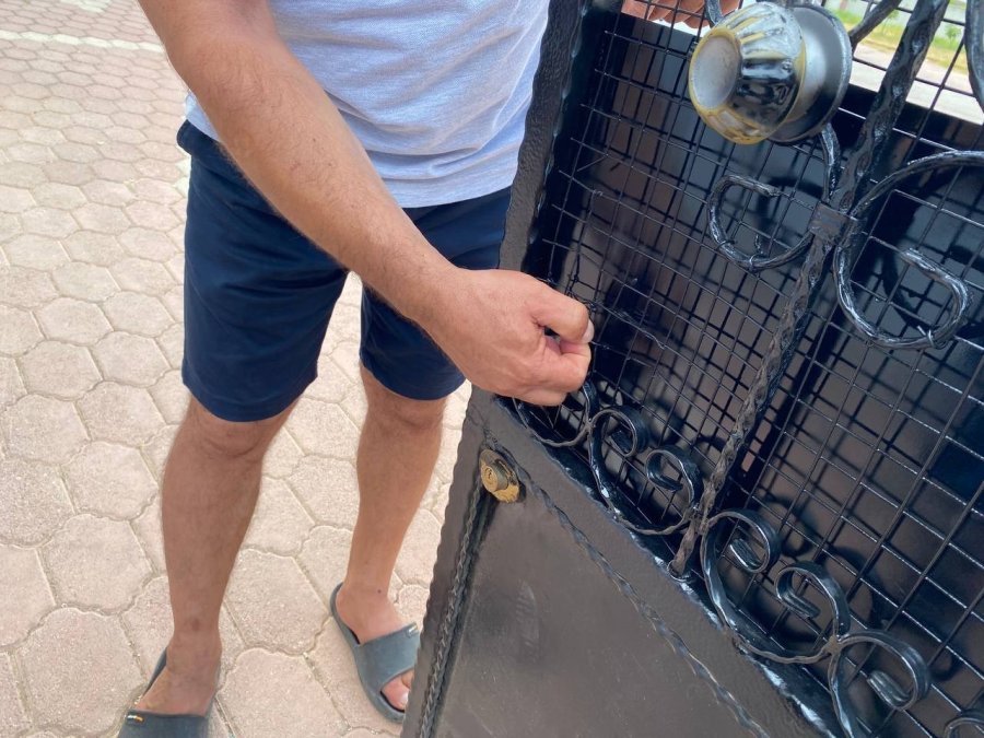 Elini Kolunu Sallayarak Geldiği Site Bahçesinden Aşure Kazanını Çaldı