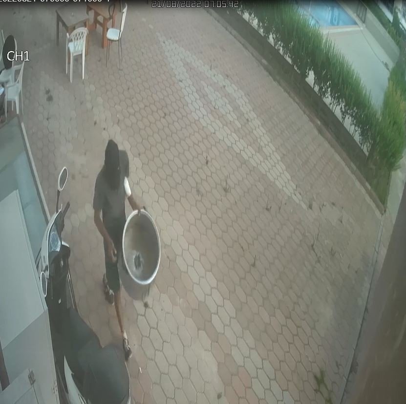 Elini Kolunu Sallayarak Geldiği Site Bahçesinden Aşure Kazanını Çaldı