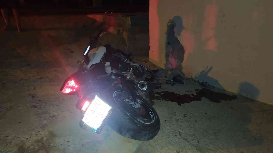 Motosikletiyle Duvara Çarpan Genç Sürücü Yaşamını Yitirdi