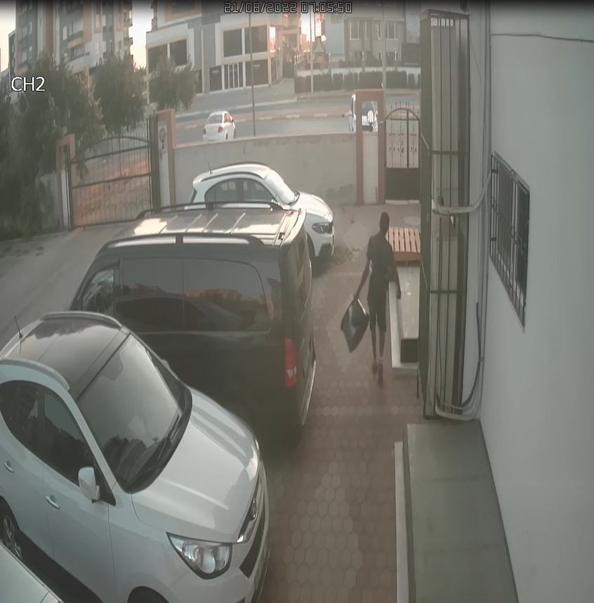 Elini Kolunu Sallayarak Geldiği Site Bahçesinden Aşure Kazanını Çaldı