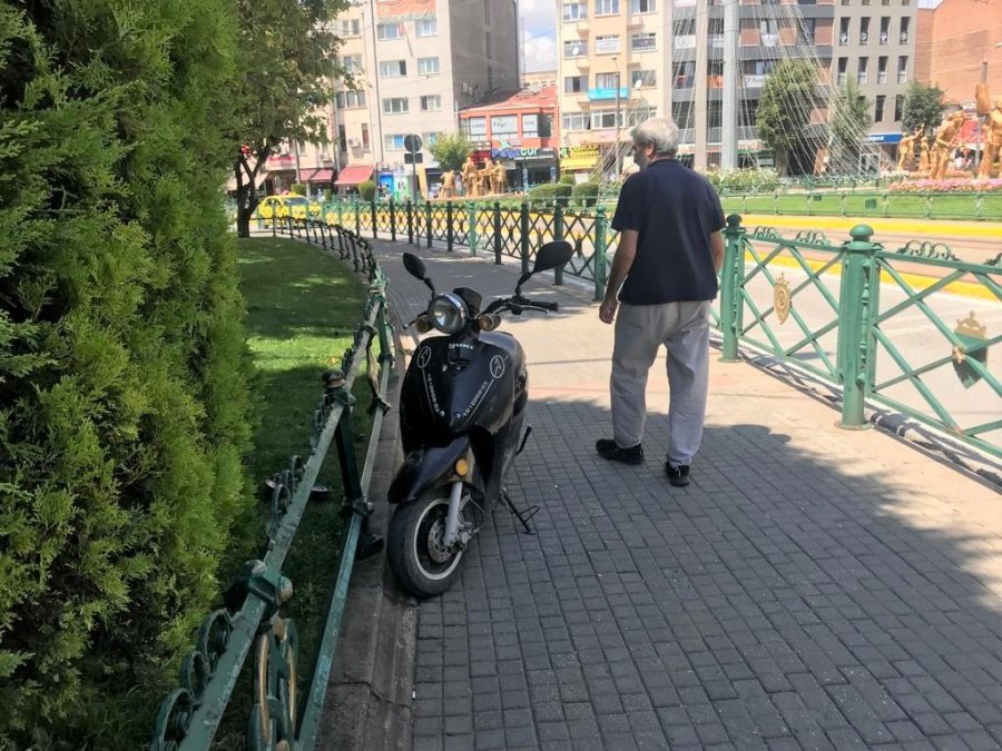 Kaldırımlar Yayalardan Çok Motosikletlerin Kullanım Alanı Oluyor