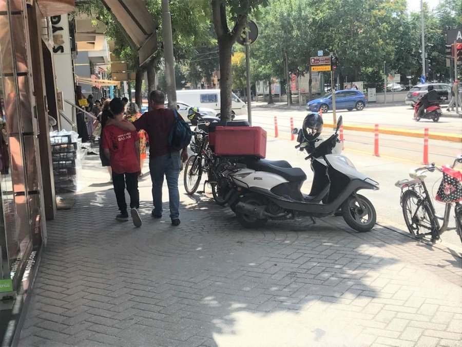 Kaldırımlar Yayalardan Çok Motosikletlerin Kullanım Alanı Oluyor